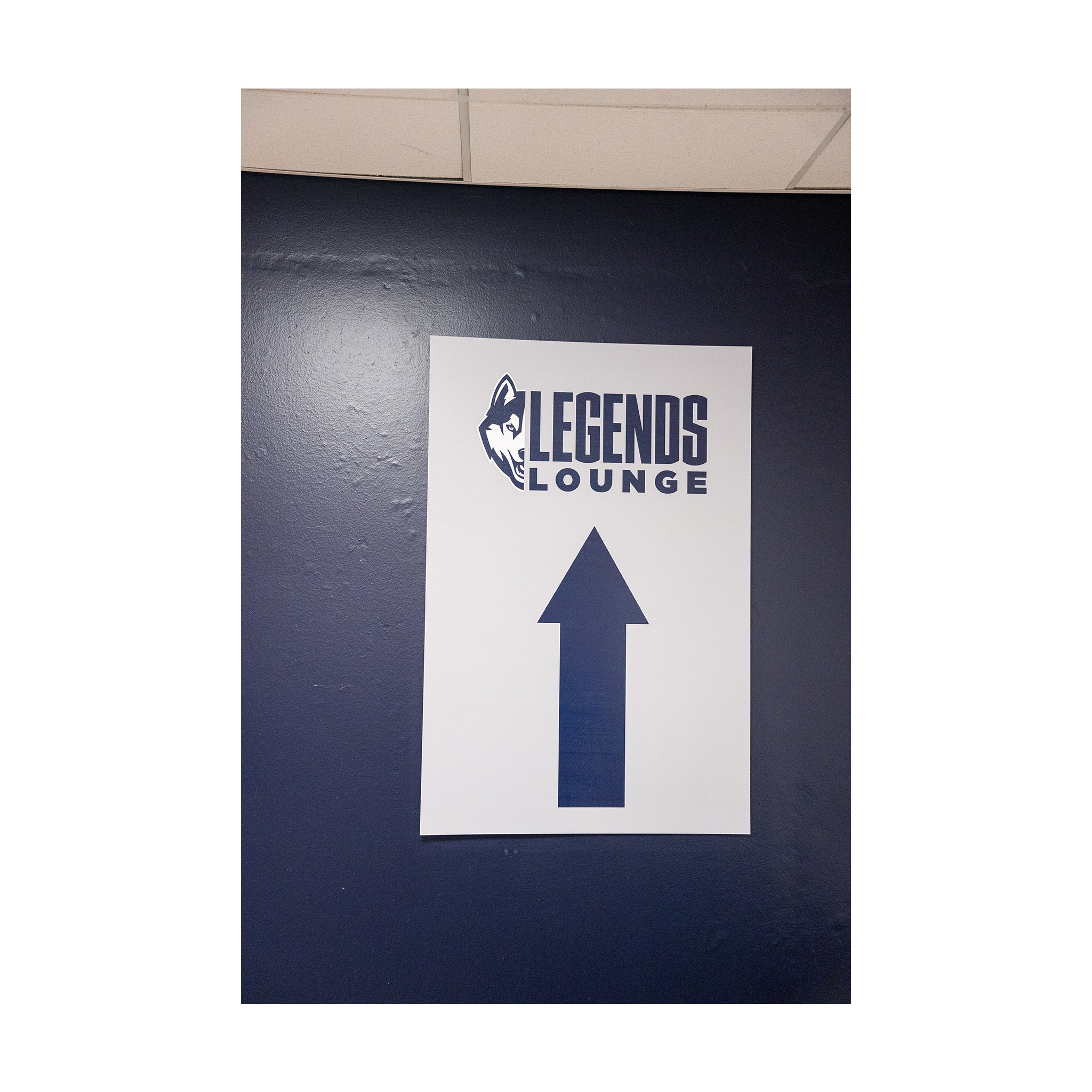 Legends Lounge Vertical Sign